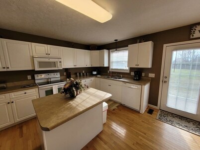 Fenced backyard! 6 miles to Cookeville Boat Dock!