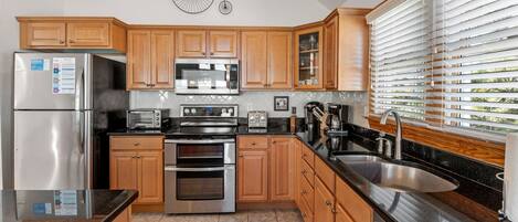 Refrigerador, microondas, horno y parrilla de estufa