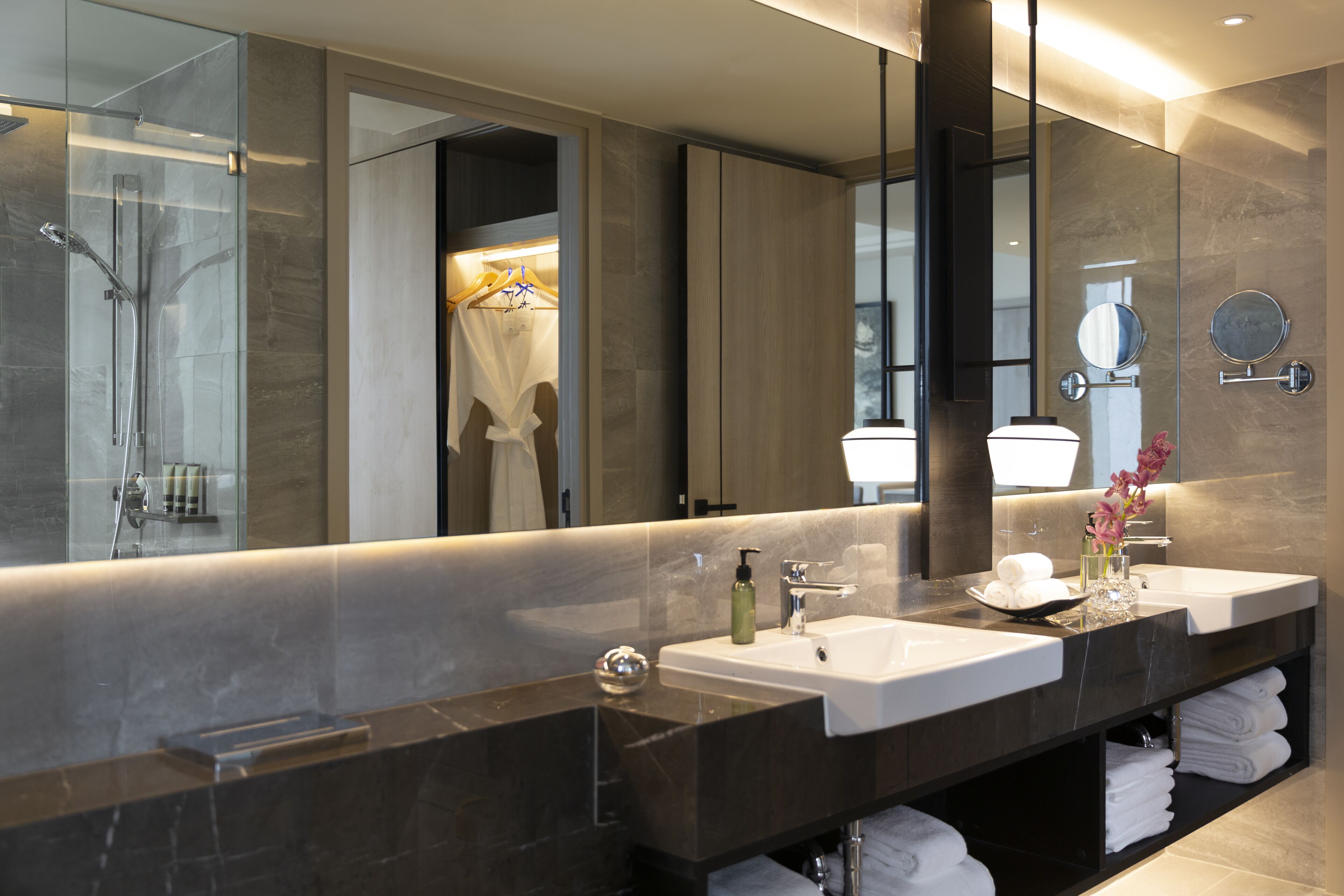 separate bathtub and shower, rainfall showerhead