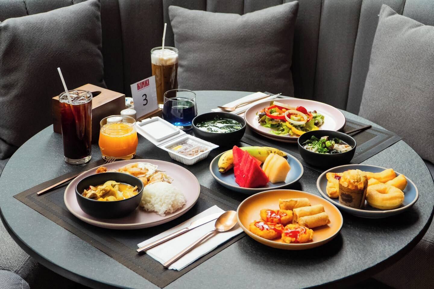 بوفيه فطور يوميًا بتكلفة قدرها (550 THB للشخص)