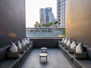 Outdoor pool, pool loungers - Ascott Thonglor Bangkok (Bangkok)