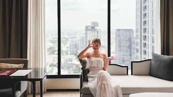 Deluxe Room | In-room safe, individually decorated, individually furnished, desk