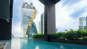 Piscina a l'aire lliure i gandules