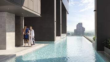 Piscine extérieure, chaises longues