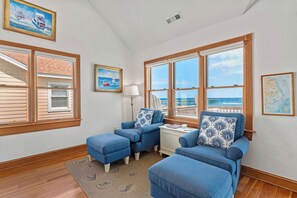 TV, DVD player - Whit's End: Oceanfront, Pool, Spa, Tiki Bar (Nags Head)