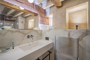 Dusche, kostenlose Toilettenartikel, Haartrockner