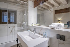 Dusche, kostenlose Toilettenartikel, Haartrockner