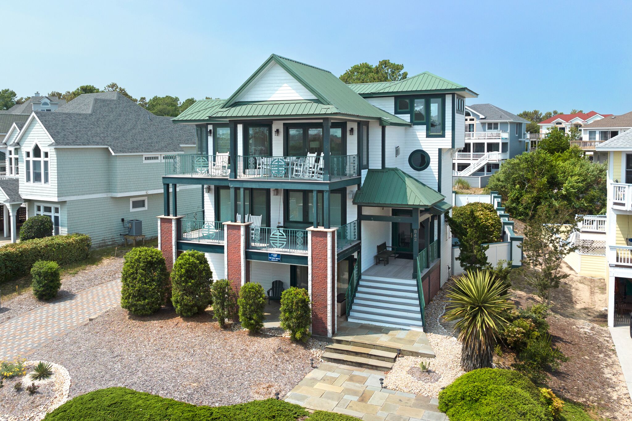 Bella Vita OBX: Beautiful soundside home with a private pool, hot tub, rec room