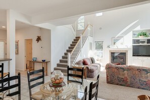 Televisión, chimenea, reproductor de DVD y futbolito 