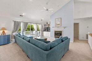 TV, caminetto, lettore DVD, tavolo da calcetto