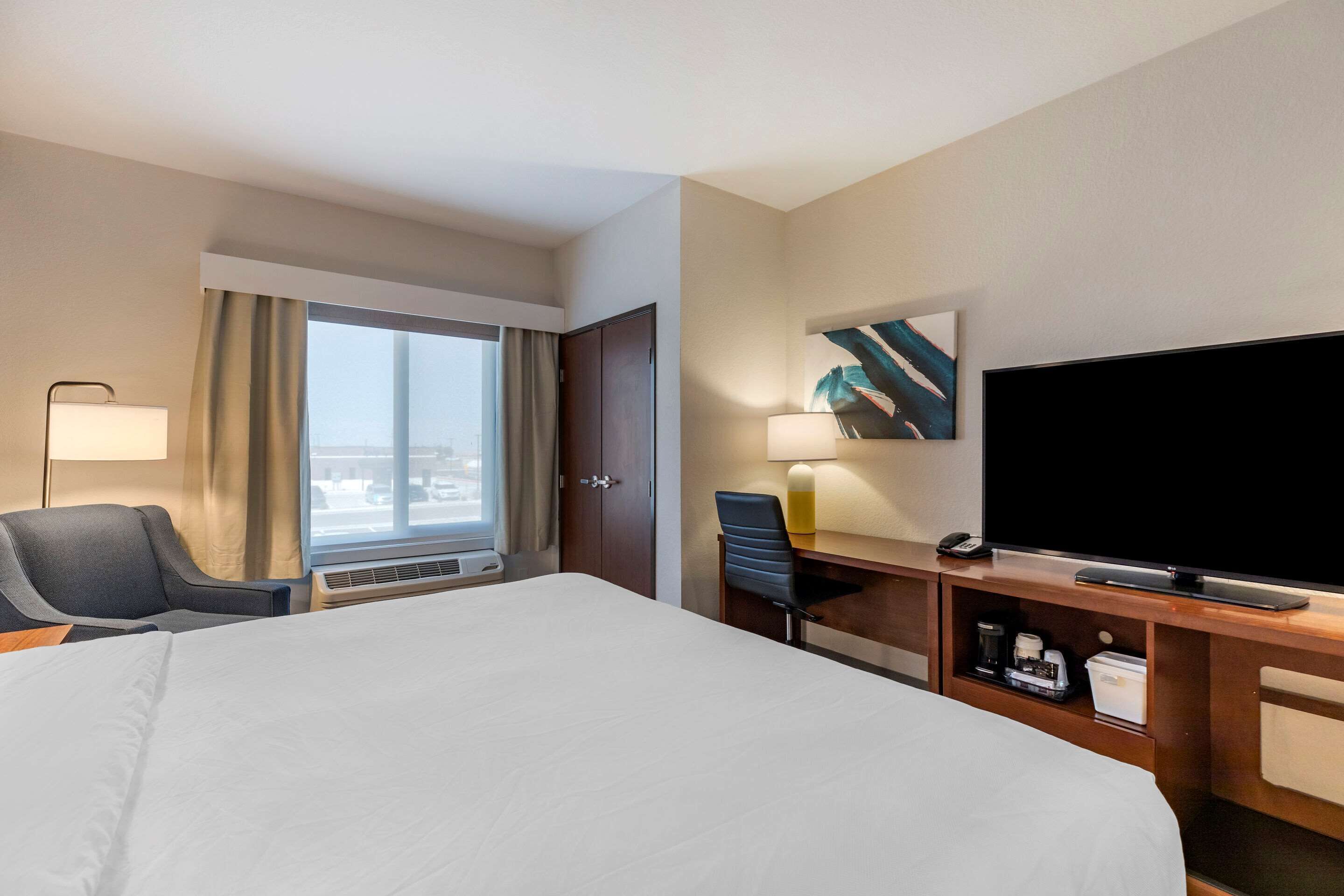 standard room, 1 king bed, non smoking | desk, laptop workspace, blackout curtains, iron/ironing board