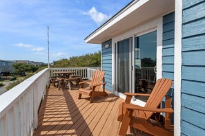 Outdoor dining - Ocean Blue: Bring your pet to this ocean-side home with Private Pool, Hot Tub (Corolla)