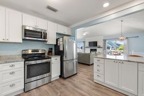 Frigorifero, microonde, forno, piano cottura