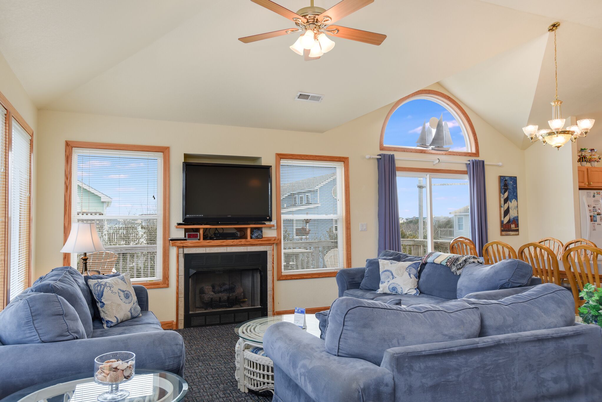 Televisión, chimenea, reproductor de DVD y futbolito 