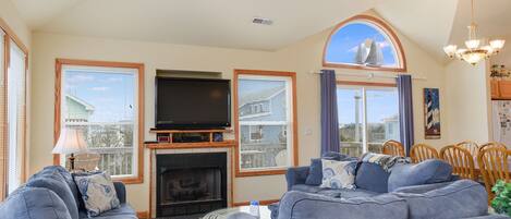 Televisión, chimenea, reproductor de DVD, futbolito