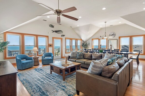 TV, lettore DVD, impianto stereo