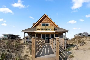 Exterior - Moon Rider: Oceanfront, Classic Style, Great Views (Nags Head)