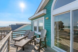 Terrace/patio - Turtles Roost: Oceanfront, Pool, Spa, Game room (Nags Head)