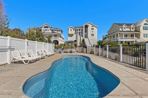 A heated pool - Peer Paradise: Oceanfront, Private Pool & Hot Tub (Nags Head)