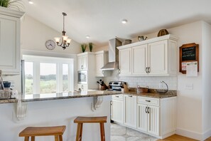 Fridge, microwave, oven, stovetop - Hook, Wine And Sinker: Private Pool, Hot Tub, Free Community Amenities! (Corolla)