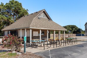 Outdoor dining - Hook, Wine And Sinker: Private Pool, Hot Tub, Free Community Amenities! (Corolla)