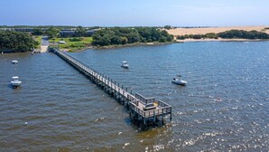 Eine Pier, die sich über ein Gewässer erstreckt, mit in der Nähe verankerten Booten.