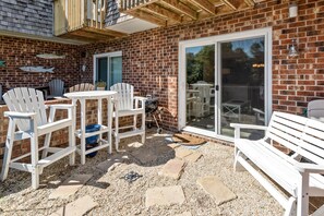 Outdoor dining - Villas J2: 2-bedroom Condo, Community Pool & Tennis, 400 ft Soundside Pier (Nags Head)