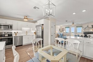 Frigorífico, microondas, horno y placa de cocina