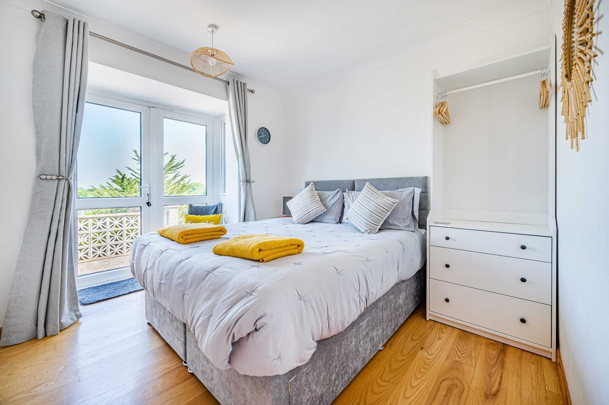 4 chambres, bureau, fer et planche à repasser, lit parapluie