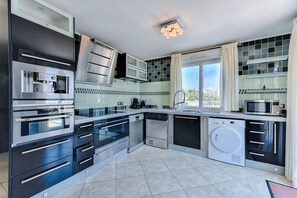 ثلاجة، ميكروويف، فرن، غسالة أطباق