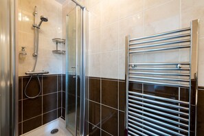 Badewanne, Haartrockner, Handtücher