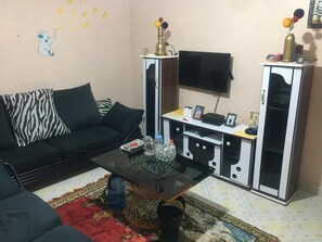 Leilighet – city | Oppholdsområde | En 15-tommers smart-TV med digitale kanaler samt TV