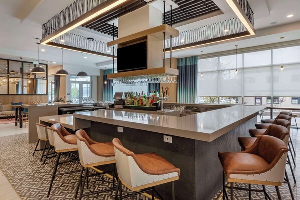 Breakfast and dinner served, American cuisine - Cambria Hotel Columbia Downtown The Vista (Columbia)