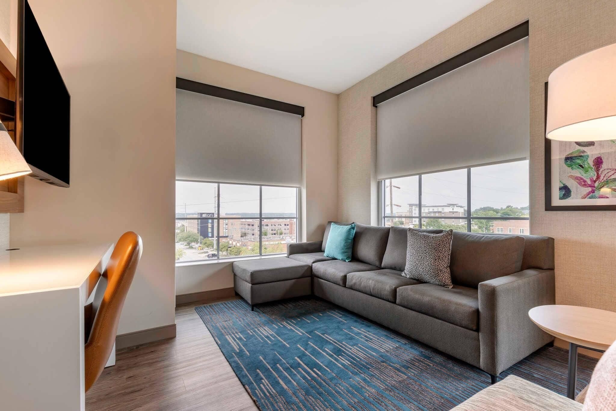 エジプト綿のシーツ、高級寝具、ピロートップベッド、客室ごとに異なる装飾