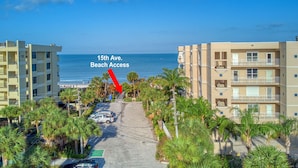 Un hotel frente a la playa con acceso directo a la orilla, varios pisos y vistas al océano.