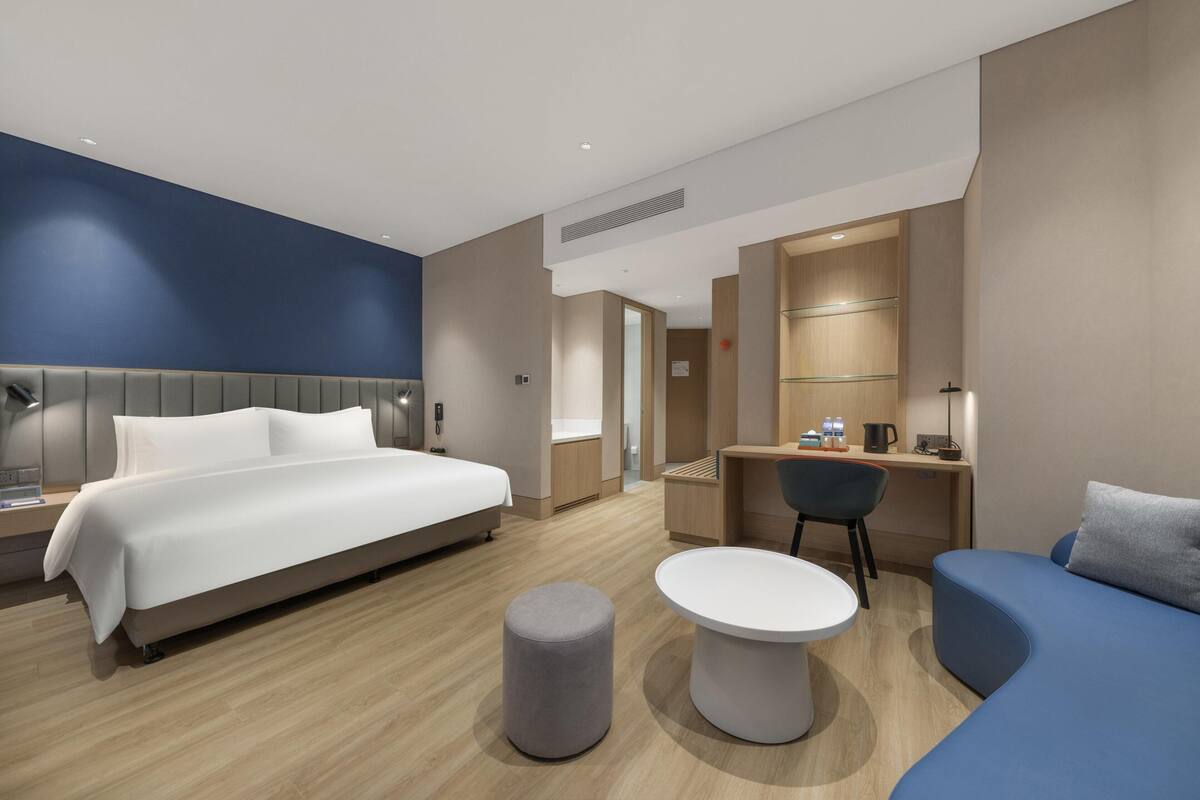Minibar, blackout drapes, WiFi (free)