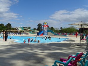 Un parc aquatique doté de plusieurs piscines, de toboggans et d’un espace de jeux aquatiques.