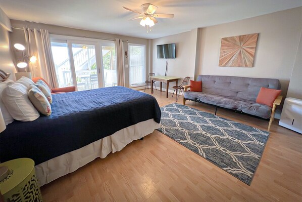 Iron/ironing board, Internet, bed sheets