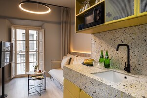 Full-sized fridge, microwave, stovetop, coffee/tea maker