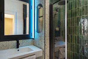 Deluxe Apartment, 1 Bedroom, Courtyard View | Bathroom - Coeo Peña Design Apartments (Málaga)