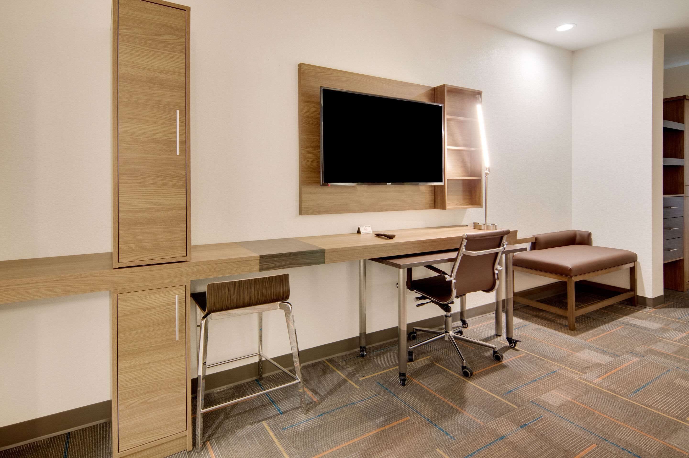 suite, 2 queen beds, non smoking | 1 bedroom, minibar, free wifi, bed sheets