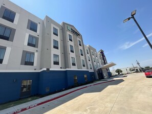 A multi-story hotel with a modern design, featuring a prominent sign for 'Marriott Suites Extended Stays'. - MainStay Suites Dallas Northwest - Irving (Dallas)