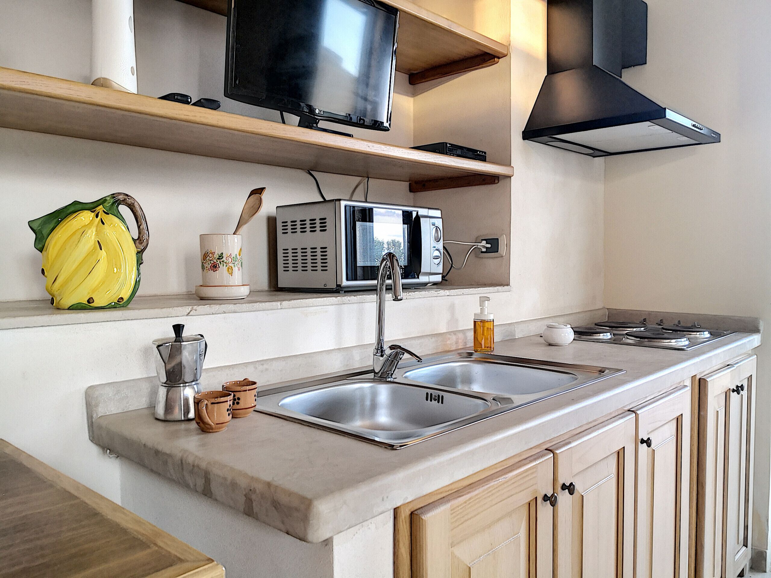 Réfrigérateur, micro-ondes, cafetière/bouilloire