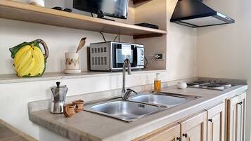 Réfrigérateur, micro-ondes, cafetiÚre/bouilloire