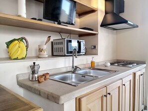 Réfrigérateur, micro-ondes, cafetière/bouilloire