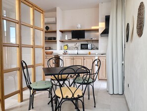 Dining - Studio with large pool in the picturesque town of Patù (F) (Patù)