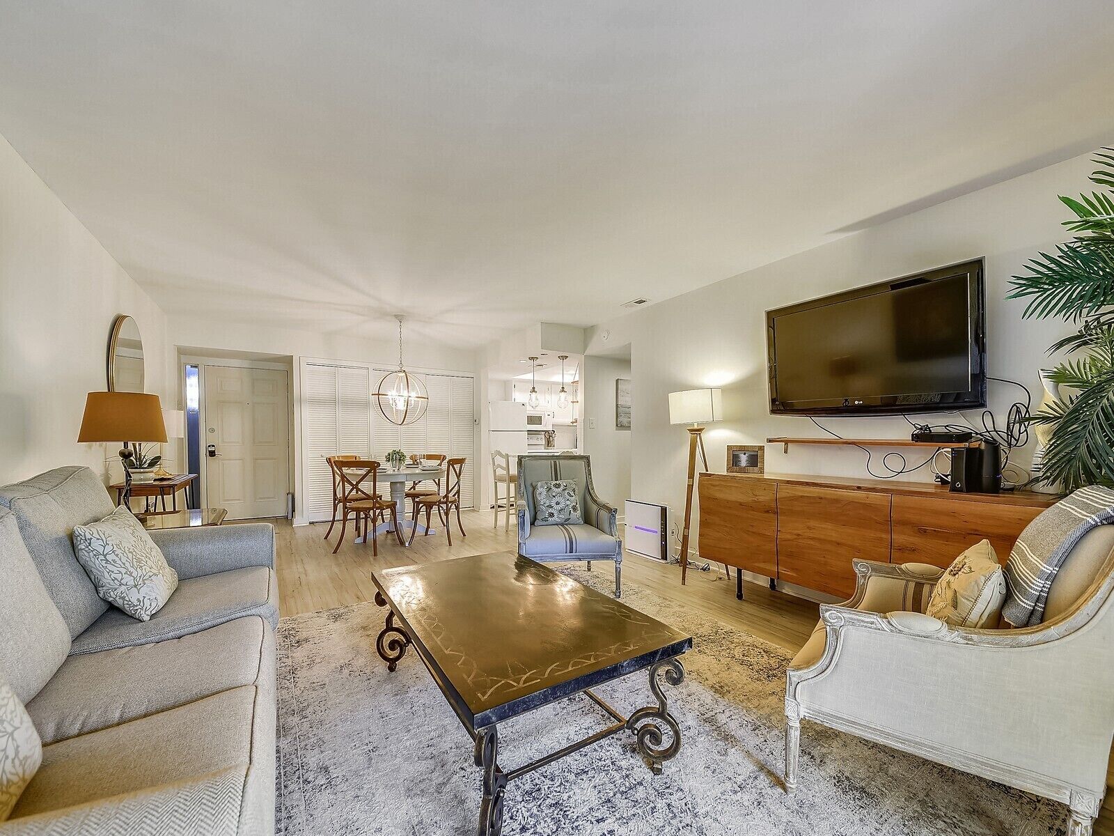 1669 Bluff Villas ~ Walk to the Beach & South Beach Marina Village!