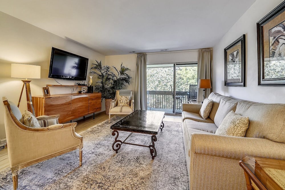 1669 Bluff Villas ~ Walk to the Beach & South Beach Marina Village!