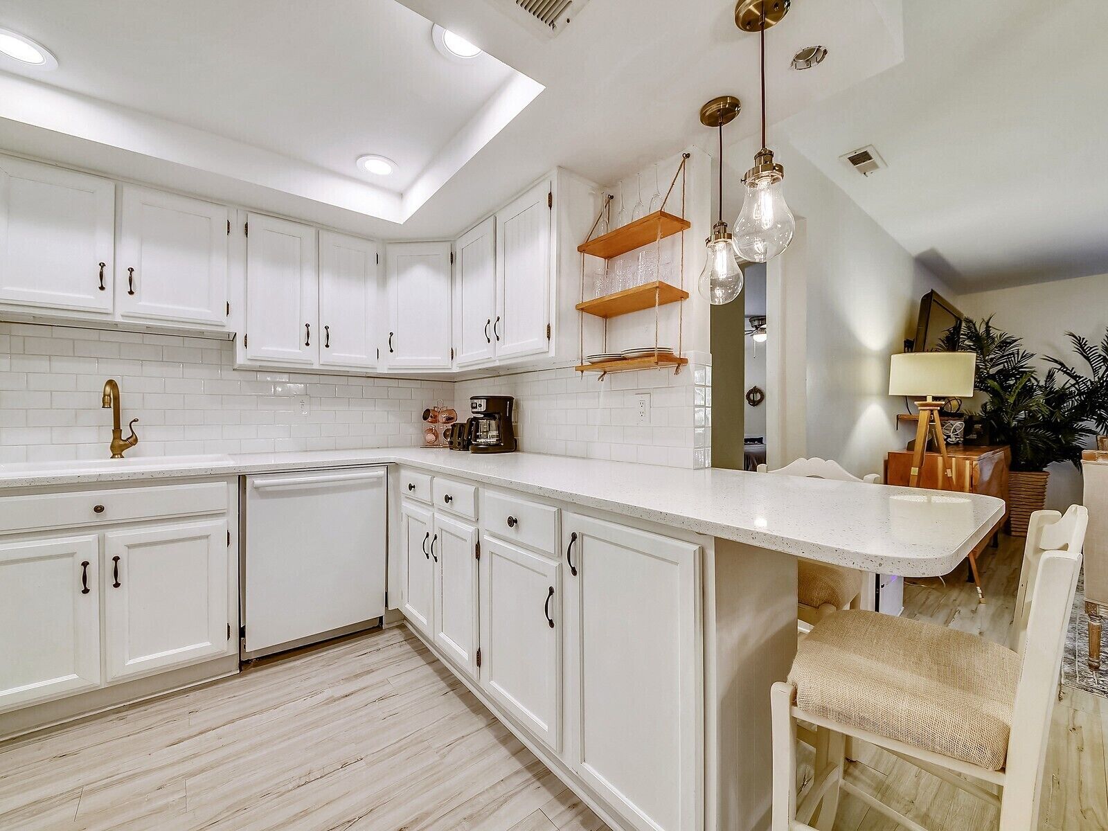 1669 Bluff Villas ~ Walk to the Beach & South Beach Marina Village!