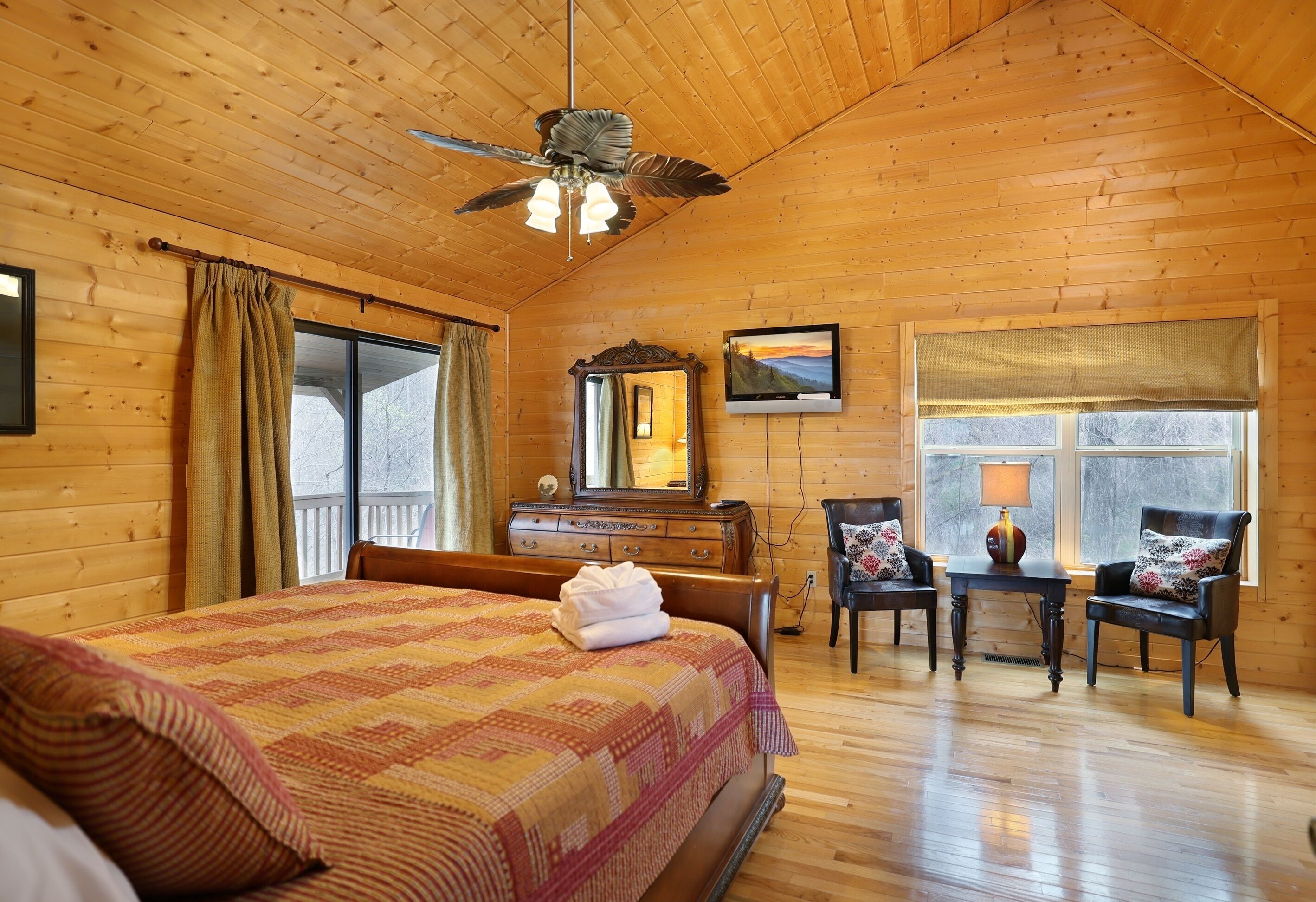 4 bedrooms, iron/ironing board, WiFi, bed sheets